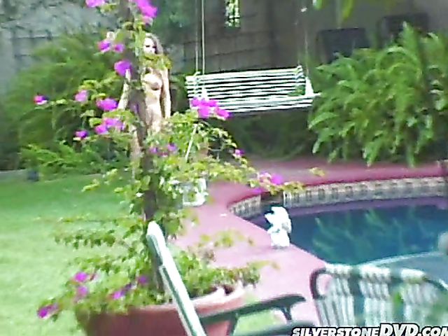 Hot babe gets a fuck in the garden