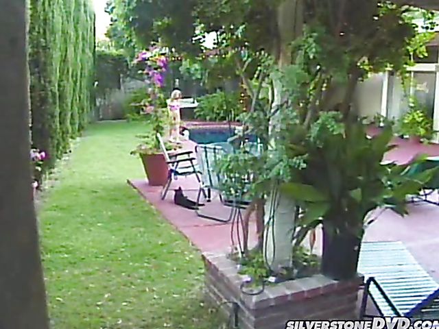 Hot babe gets a fuck in the garden