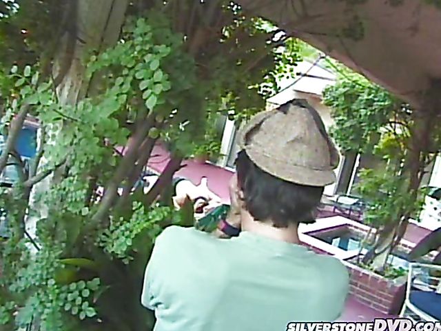 Hot babe gets a fuck in the garden