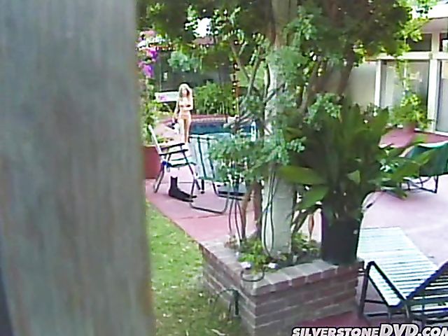 Hot babe gets a fuck in the garden