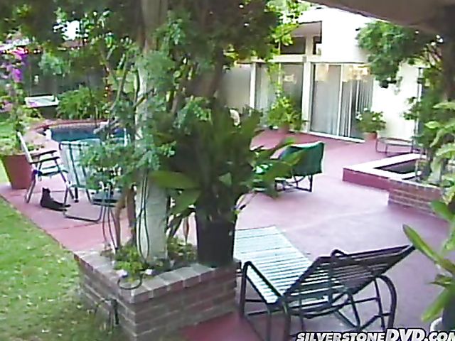 Hot babe gets a fuck in the garden