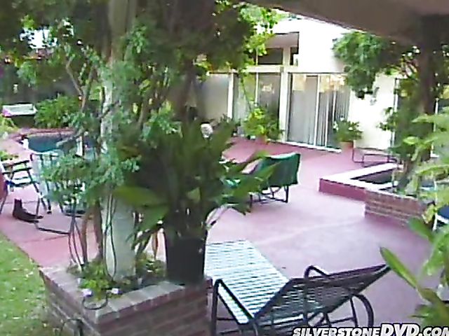 Hot babe gets a fuck in the garden