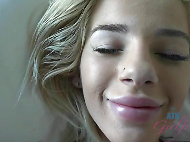 Hot girlfriend Bella Rose gets dicked in the morning