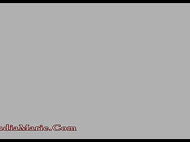 Short hair mom Claudia Marie flaunts her jumbos