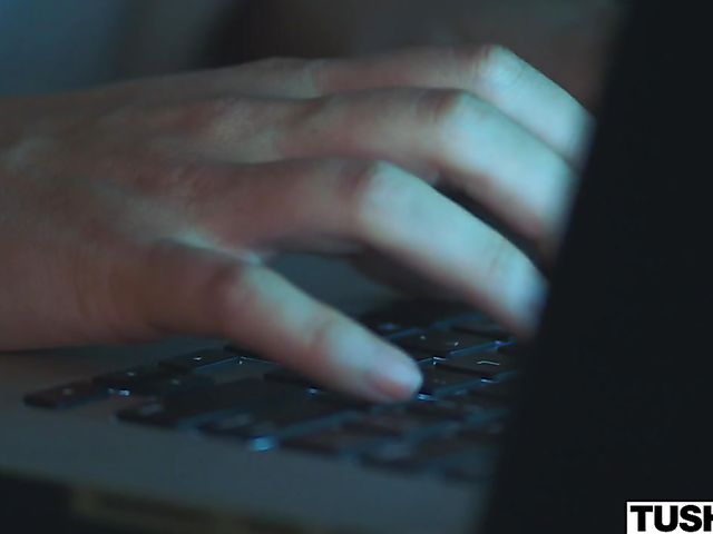 Eva Lovia anal hammered on the bed