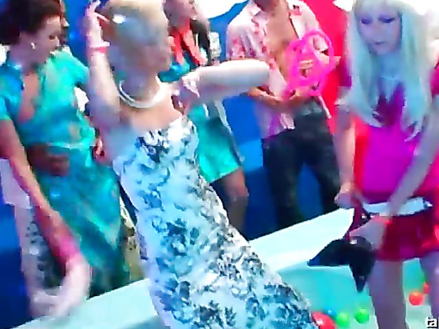 Sex party with a lot of dick sucking