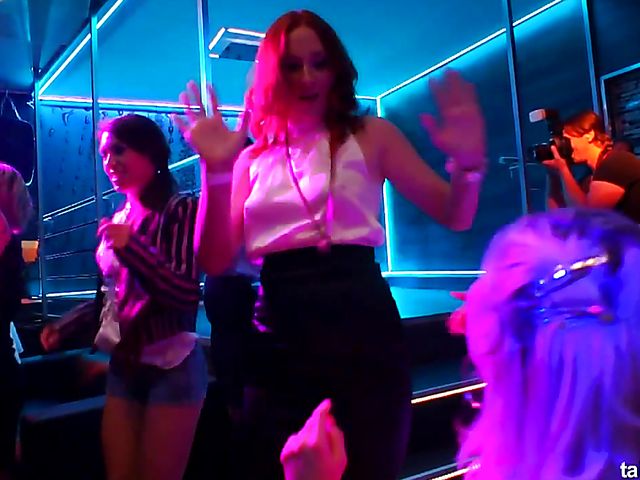 Drunk lesbians go wild at the disco