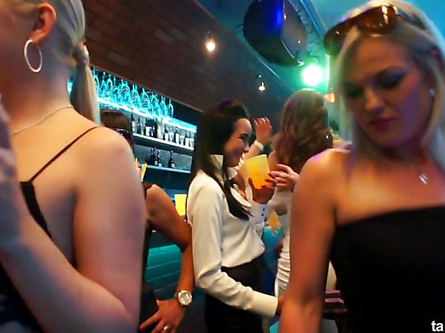 Drunk lesbians go wild at the disco