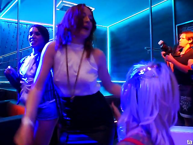 Drunk lesbians go wild at the disco