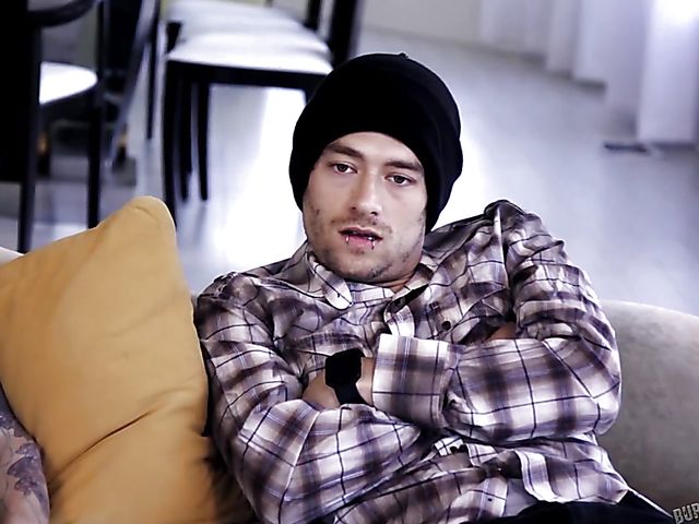 Shaved head girl Harlow Harrison gets double penetrated