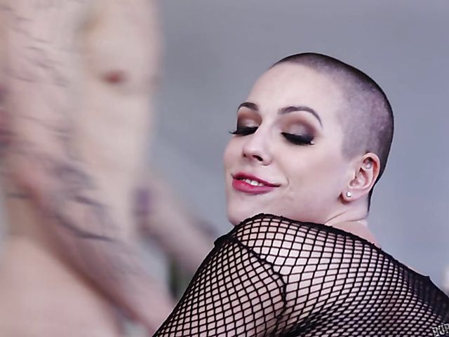 Shaved head girl Harlow Harrison gets double penetrated