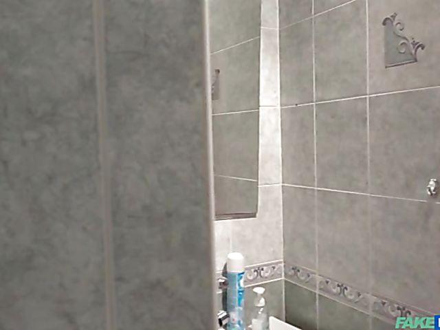 Doctor makes Vyvan Hill's pussy squirt