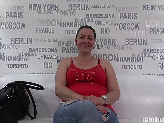 Czech Casting MILF Zuzana blindfolded and fucked