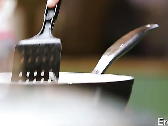 Kitchen threesome Charity Crawford and Valentina Nappi