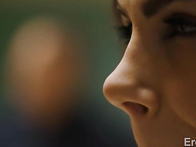 Kitchen threesome Charity Crawford and Valentina Nappi