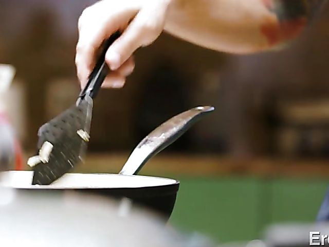 Kitchen threesome Charity Crawford and Valentina Nappi