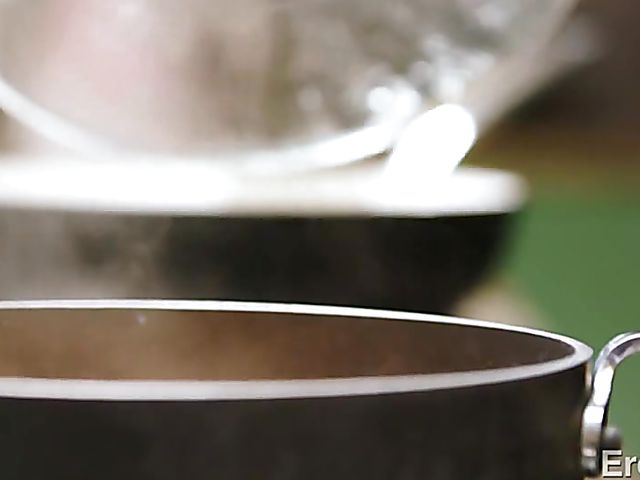 Kitchen threesome Charity Crawford and Valentina Nappi