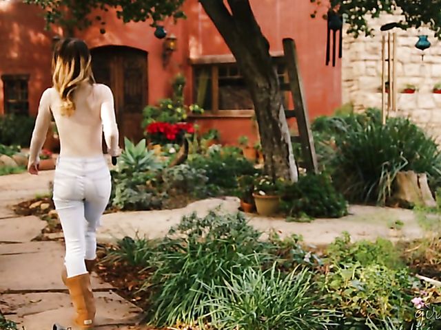 Uma Jolie and AJ Applegate lesbian fun time