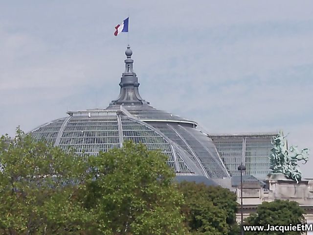 Charming teen anal adventure in Paris