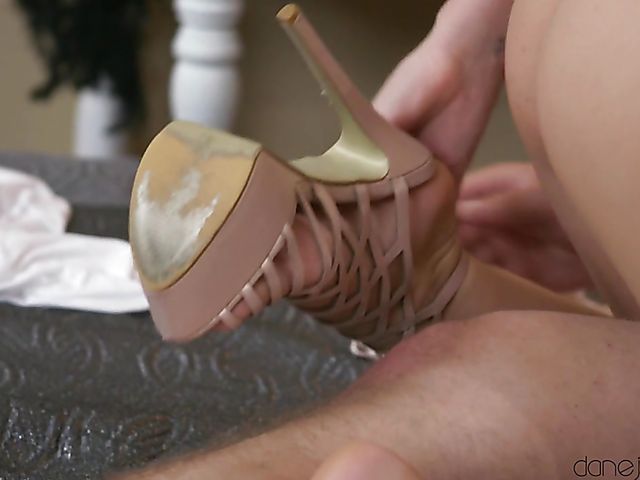 Sensual blowjob and sex with Vyvan Hill