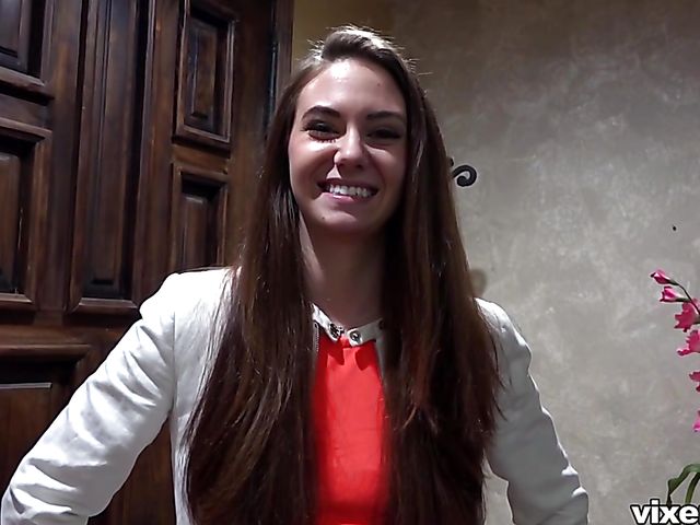 Young real estate agent Scarlet Datz gets boned