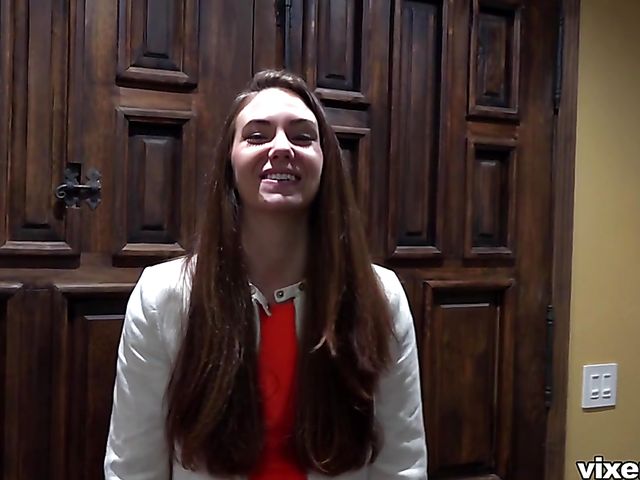 Young real estate agent Scarlet Datz gets boned