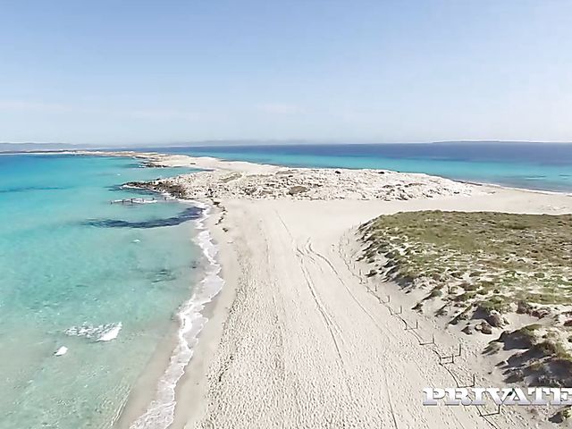 Interracial beach blowjob and anal in bed