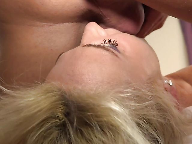 Polish mature Malgorzata gives head and licks ass