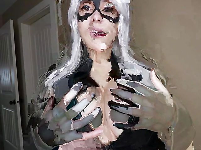 Babes pours oil on her huge round tits