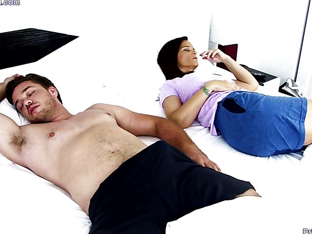 Horny stepmom Syren De Mer sucks and fucks in the morning