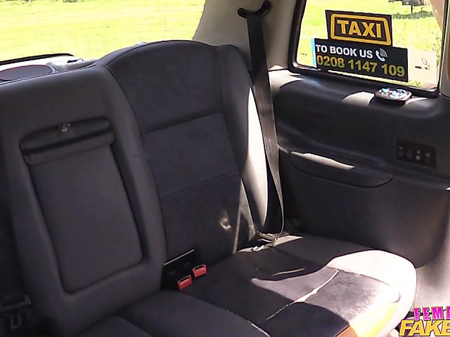 Roxi Keogh and Senna Day lesbian outdoor fun