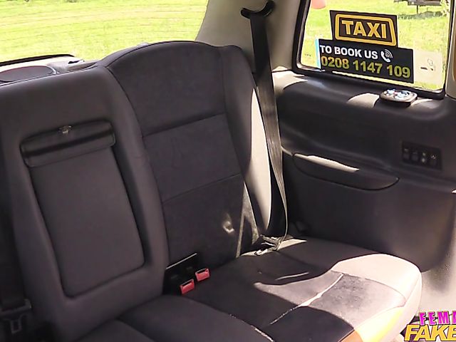 Roxi Keogh and Senna Day lesbian outdoor fun