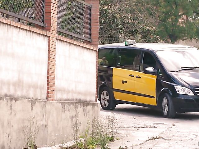 Taxi driver fucks hot Spanish girl Aisha outdoors