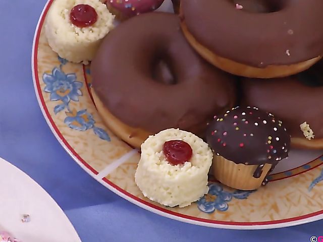 Food fetish fun and messy masturbation with BBW Lila Payne