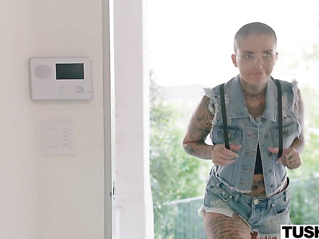 Bald girl Leigh Raven gets banged in the ass