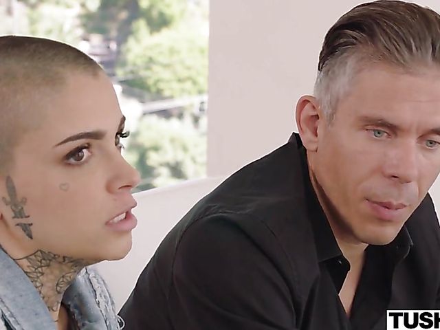 Bald girl Leigh Raven gets banged in the ass