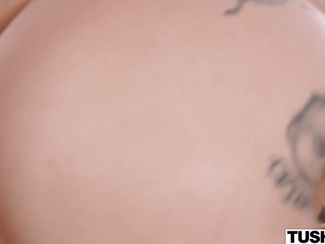 Bald girl Leigh Raven gets banged in the ass