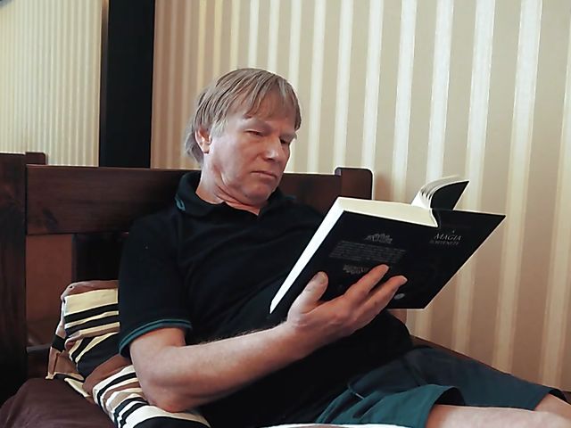 Teen seduces an old man into fucking